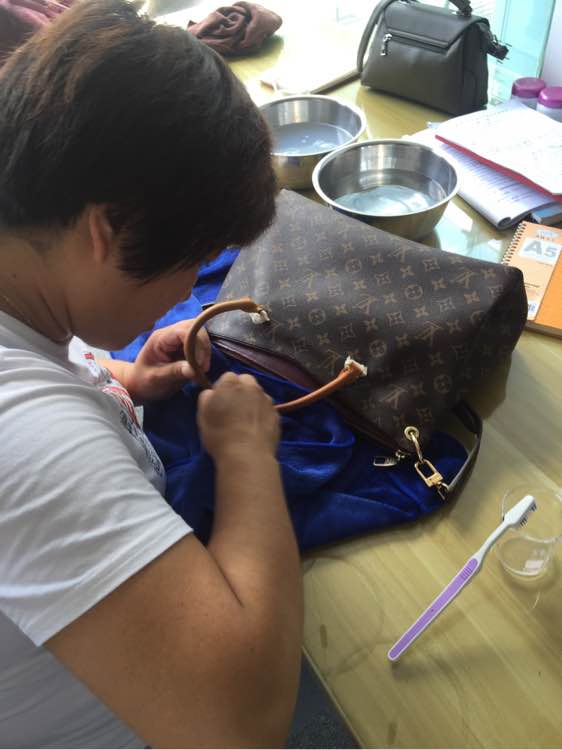 干洗店加盟設備還能洗皮包?不可思議